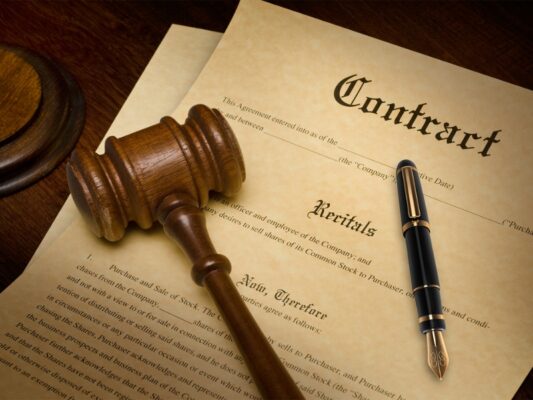 Luật sư đại diện thân chủ trong quá trình khởi kiện, giúp tư vấn pháp lý và bảo vệ quyền lợi tại phiên tòa